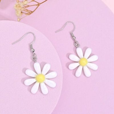 1 Pair Of Small Fresh And Cute Flower Daisy Pendant Earrings For Women.