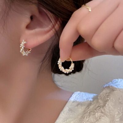 2pcs Korean-Style Sweet Pearl Earrings, Autumn/Winter, Unpopular Design, Circle And Pearl Decor, Drop & Hoop Earrings For Women Elegant