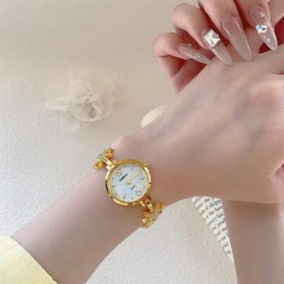 Exquisite Crystal-Studded Bracelet Watch For Women, Golden Round Dial Quartz Movement, Stylish Ladies Wristwatch Suitable For Daily Wear/Party