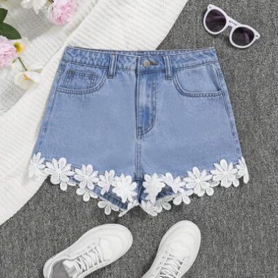 SHEIN Teen Girls Floral Appliques Contrast Lace Denim Shorts