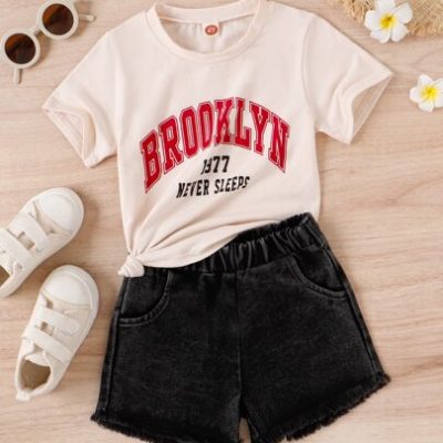 Young Girl Letter Graphic Tee & Raw Hem Denim Shorts